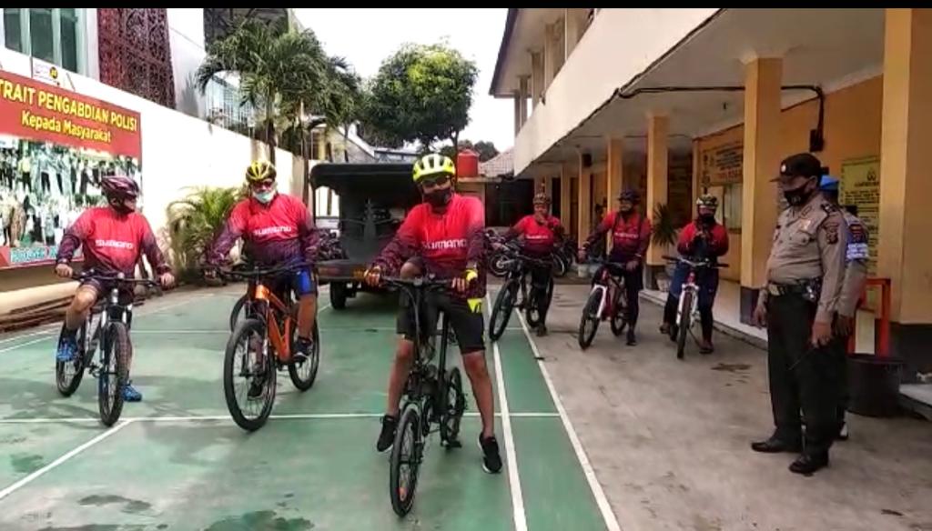 Kapolsek Medan Timur Bersama Personil Gowes Sepeda dan Bagi Masker