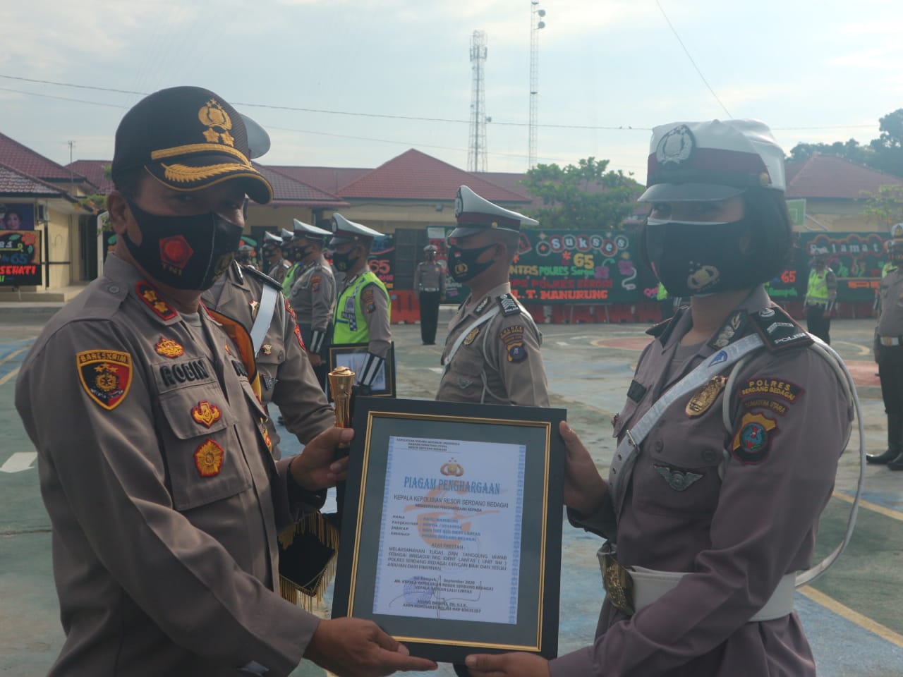 Hut Lalu Lintas Ke 65, Kapolres Sergai Berikan Piagam Penghargaan Kepada Personel Berprestasi