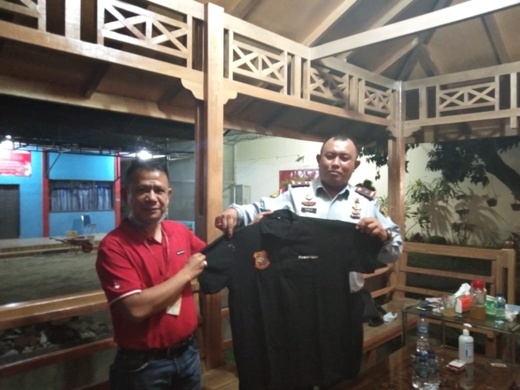 Ketua Pewarta Berikan Kaos kepada Kepala Rutan Tj Gusta Medan
