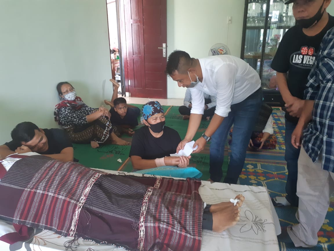 Ketua Pewarta Polrestabes Medan Berikan Santunan Kepada Keluarga Almarhum Redihman Damanik MSi