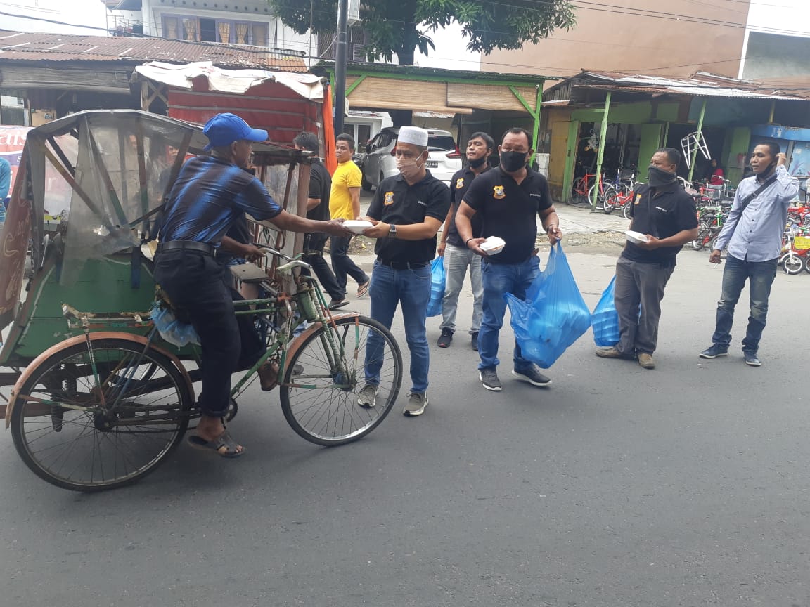 Jumat Barokah di Tengah Pandemi Covid-19, Ketua Pewarta Bagikan Nasi Kotak kepada Tukang Becak