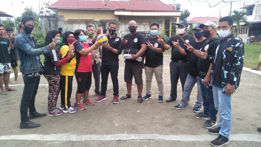 RE-BORN dipimpin Suwarno berkolaborasi dengan AMPI Helvetia Timur Serahkan bantuan Saranan olahraga