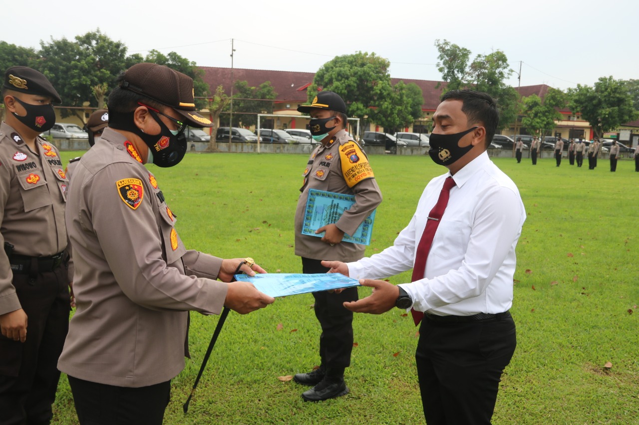 Kapolresta Deli Serdang Berikan Reward Kepada 41 orang Personilnya yang Berprestasi