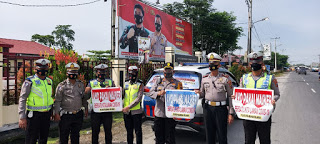 Percepatan Penanganan Covid-19, Polres Pelabuhan Belawan Bagikan Stiker Himbauan