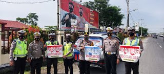 Percepatan Penanganan Covid-19, Polres Pelabuhan Belawan Bagikan Stiker Himbauan