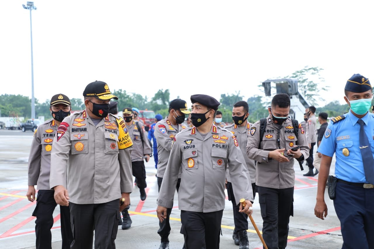 Kabaharkam Mabes Polri Komjen Pol Agus Andrianto Perkenalkan Helm Smart KC Wearble di Mapolda Sumut