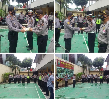 Kapolsek Medan Timur Kompol M Arifin memberikan cendramata kepada 3 personil Purnabakti