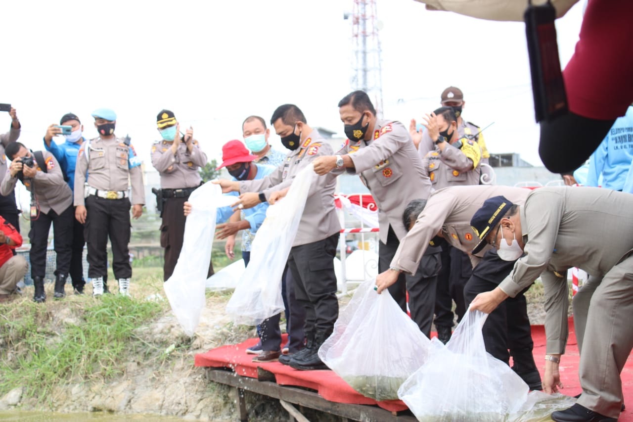 Kabaharkam Polri Tebar 10 Ribu Bibit Ikan di Lokasi Percontohan Tapang Polres Sergai