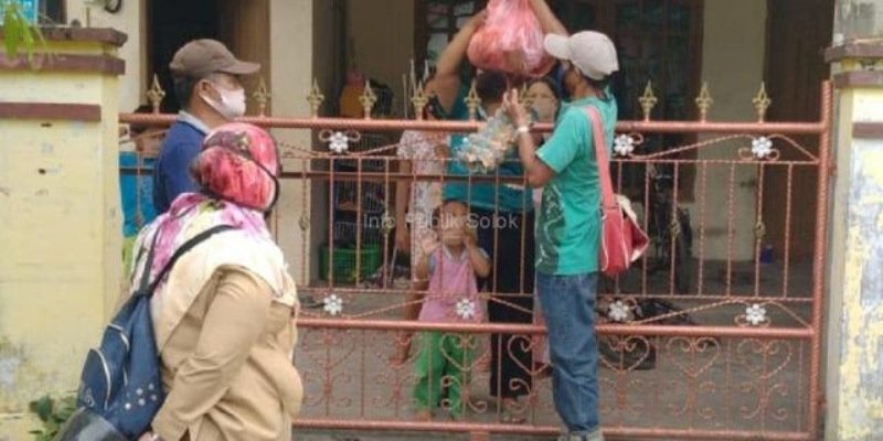 Pemko Solok Berikan Bantuan Sembako Pasien Positif Covid-19