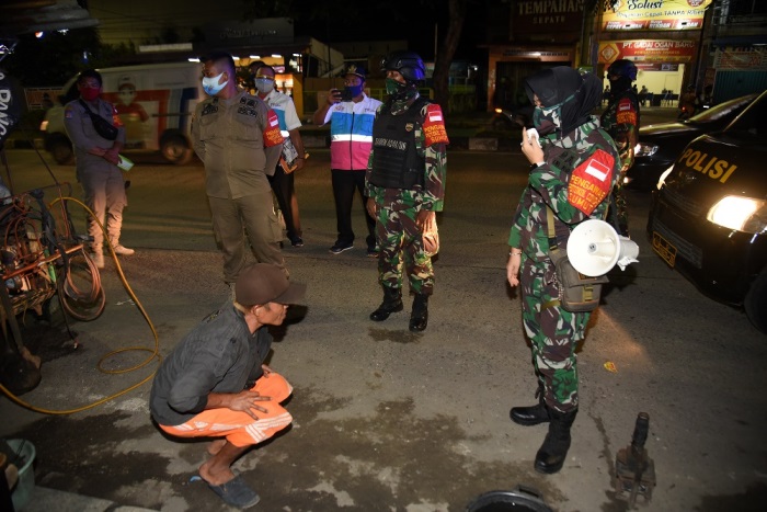 Razia Protokol Kesehatan Covid-19  Satgas Pertanyakan Pengukur Suhu  Tubuh dan Geser Tempat Duduk
