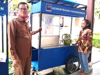 Samosir Serahkan Puluhan Gerobak Dagang Bantu UKM