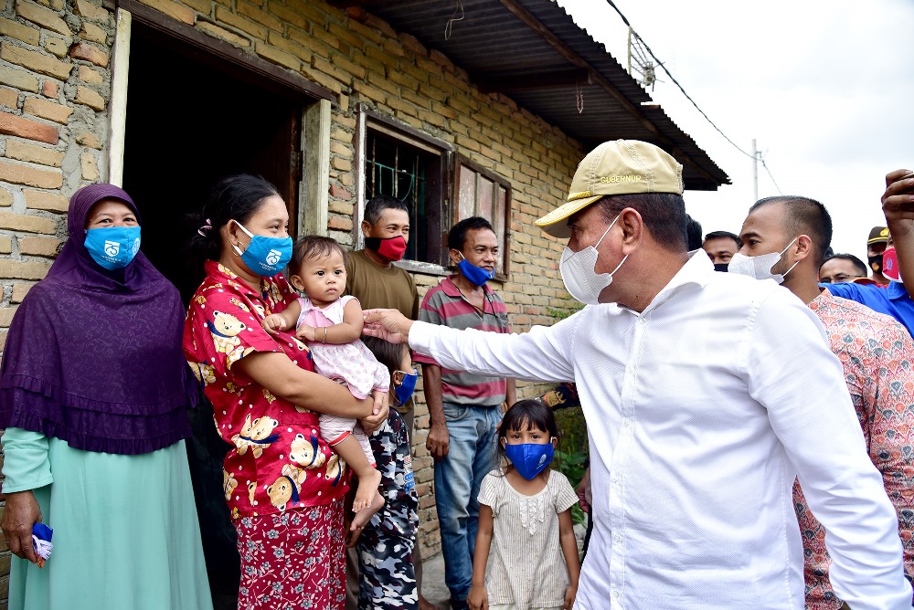 Gubernur Sumut Berikan 115 Paket Sembako  untuk Korban Angin Puting Beliung