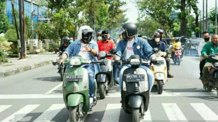 Boby-Aulia Naik Vespa ke KPU Medan