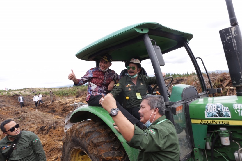 Tinjau Lokasi Food Estate Traktor Mentan dan Wagub Nyaris Terbalik