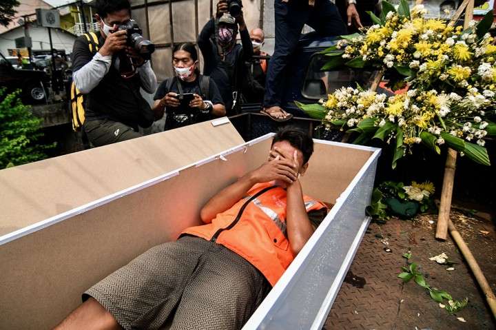 Tak Pakai Masker, Warga Dihukum Masuk ke Dalam Peti Mati