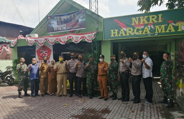 HUT TNI ke 75, Kapolsek Medan Timur Berikan Kue Tar Untuk Danramil 02/MT