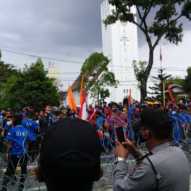 Massa GSBI Demo Kantor Gubsu Tolak Omnibus Law
