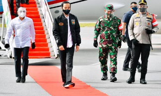 Jokowi Tinjau Lumbung Pangan dan Bagi-bagi Sertifikat Tanah di Sumut