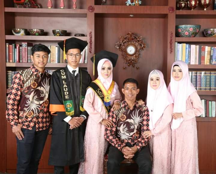 Suwarno Pedagang Kelapa Sukses Antarkan Dua Anak Raih Sarjana dengan Predikat Cum Laude dan Atlet Nasional