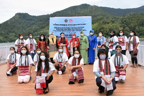 Endang Budi Karya Kagumi Keindahan Ulos Batak