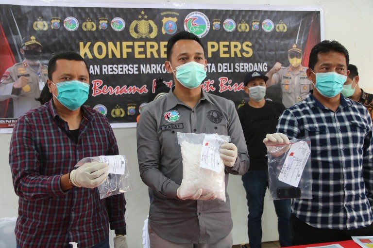 Kasat Narkoba Polresta Deli Serdang Pimpin Press Release Kasus Narkoba Seberat 1,5 Kg, Ini Katanya