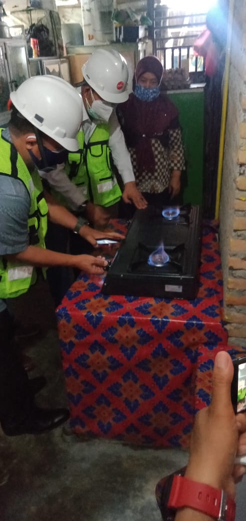 Alimuddin Baso Resmi Menghidupkan Kompor Gas Perdana di Rumah Warga