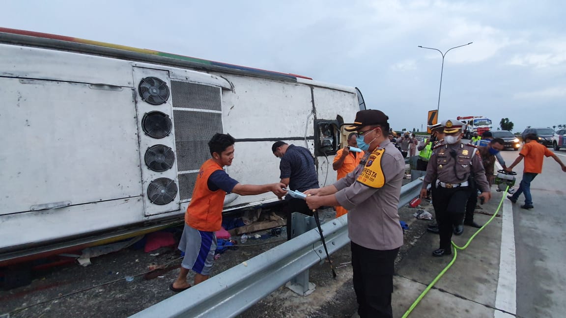 Kapolresta Deli Serdang Tinjau Langsung Lokasi Kecelakaan Bus Pelangi