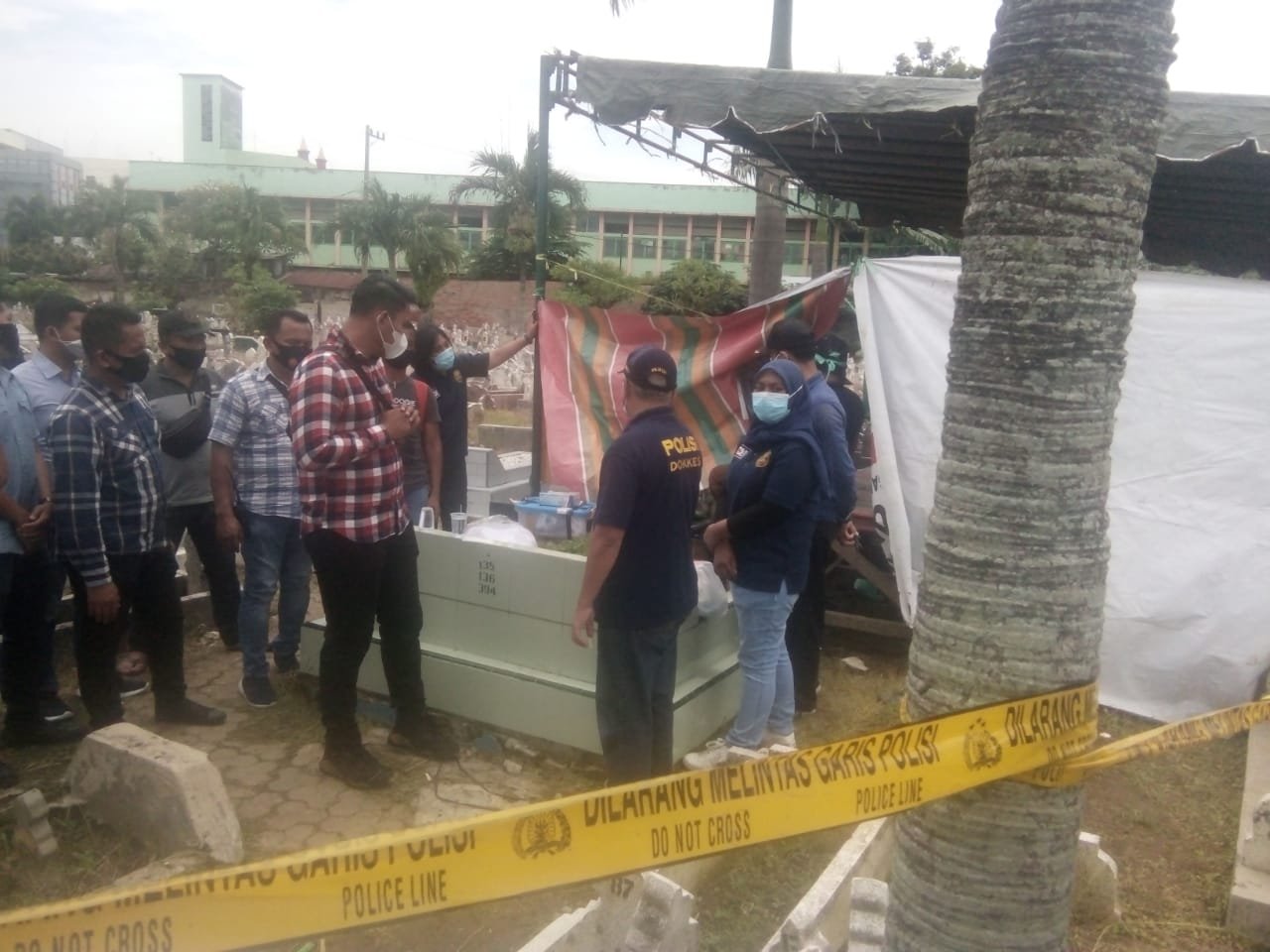 TIM FORENSIK DOKKES POLDASU BONGKAR KUBURAN TAUFIK HIDAYAT