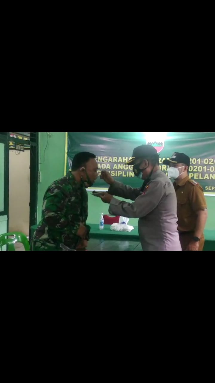 Sinergitas TNI-Polri, Kapolsek Medan Timur Berikan Kue Tar Untuk Danramil 02/MT