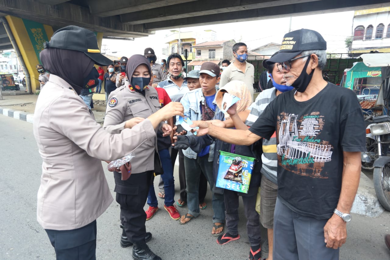 Polda Sumut Turunkan 100 Personil Polwan Amankan Aksi Buruh di Kota Medan