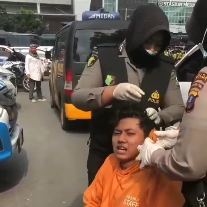 Bid Dokkes Polda Sumut Bantu Obati Pengunjuk Rasa yang Terluka Saat Aksi Demo