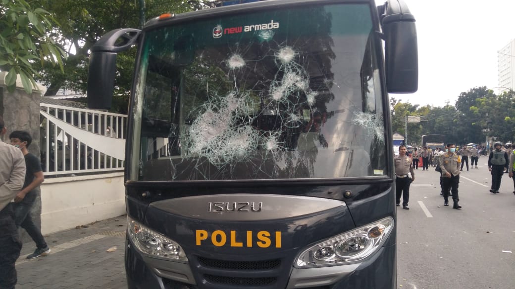 Pendemo Rusak Sejumlah Kendaraan Dinas Polda Sumut