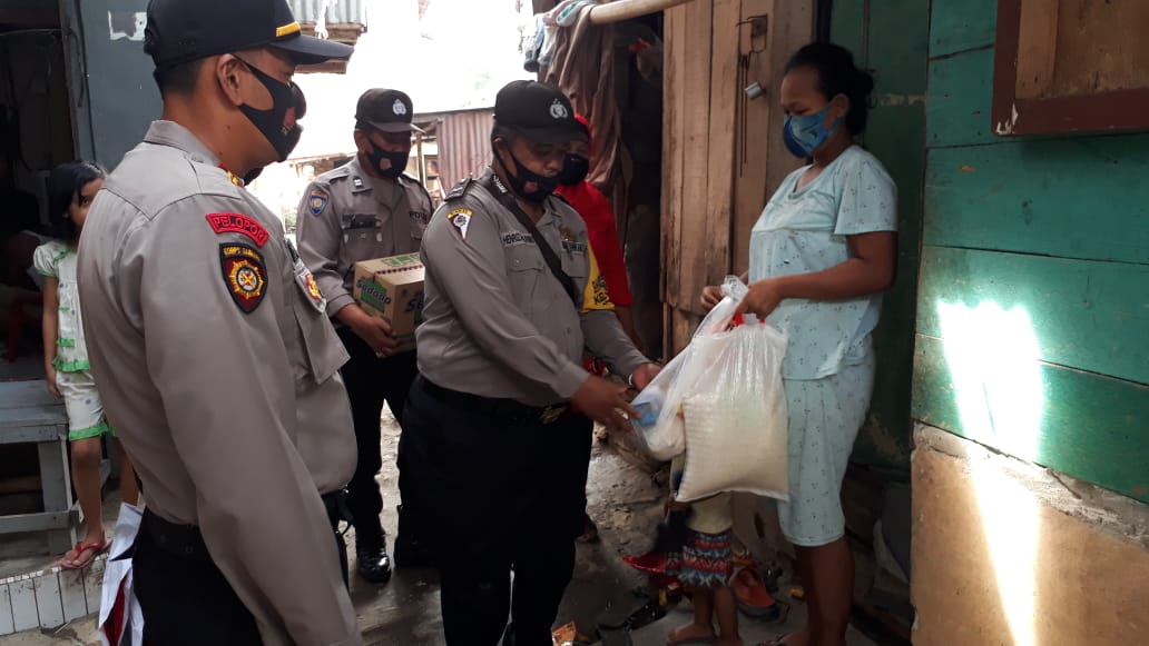 Peduli Warga Kurang Mampu, Polsek Medan Timur Berikan Paket Sembako