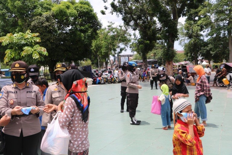 Pantau Situasi Kamtibmas,Polwan Poldasu Patroli dan Bagikan Masker Untuk Masyarakat