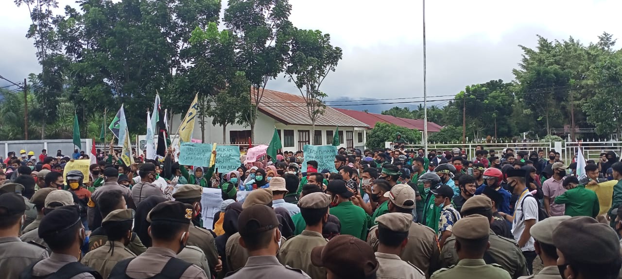 Ratusan Mahasiswa di Palas Berunjuk Rasa ke Kantor DPRD Protes Omnibus Law Cipta Kerja