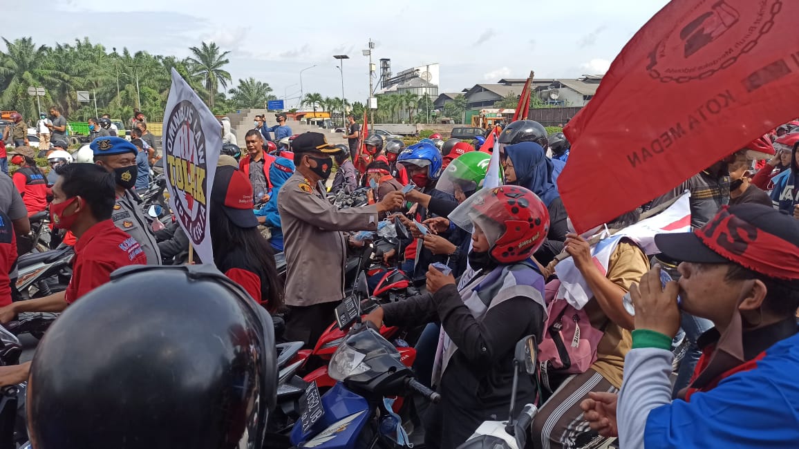 Polisi Bagikan Air Mineral dan Masker Kepada Ribuan Buruh