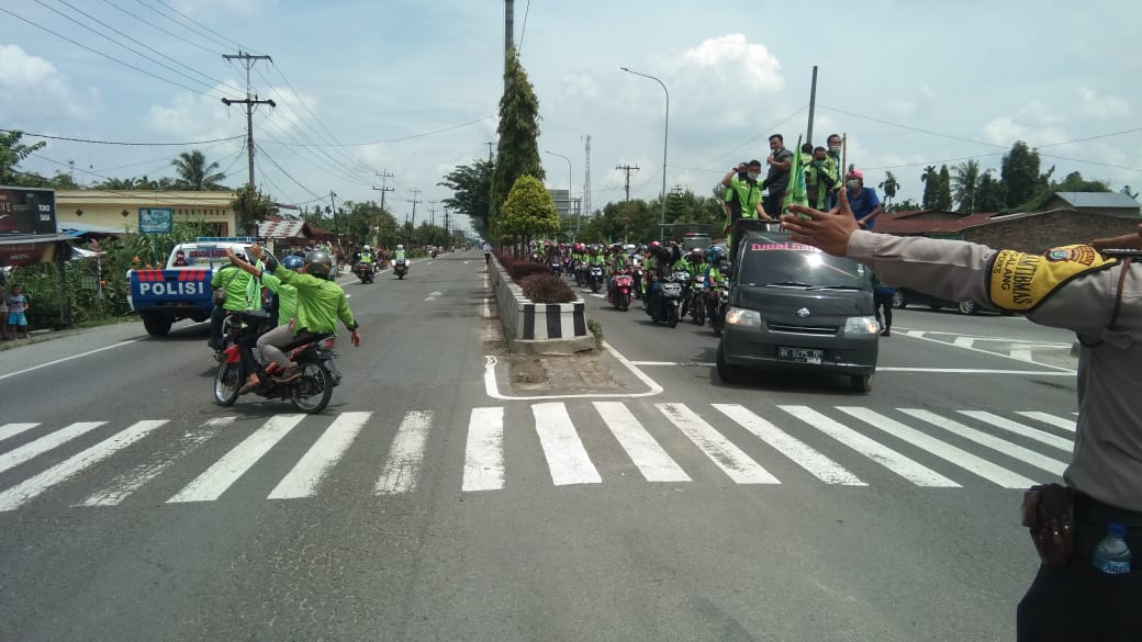 Antisipasi Pergerakan Massa, Polresta Deli Serdang Melakukan Penyekatan Jalan