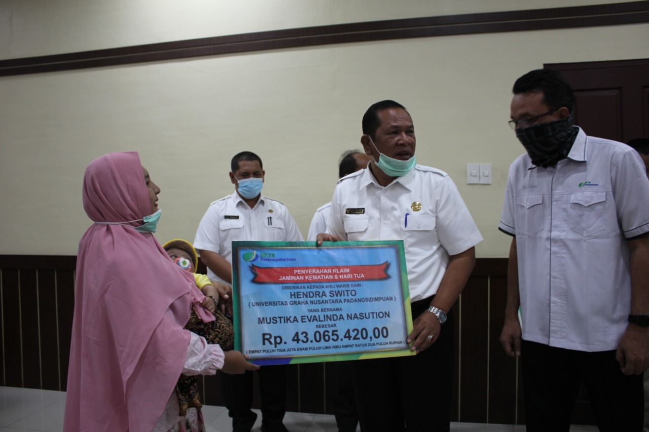 Walikota Irsan Efendi Nasution Serahkan Santunan JKM Kepada Peserta BPJS