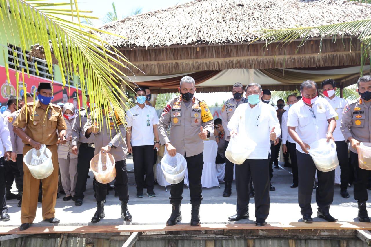 Kapolda Sumut Taburi 50.000 Bibit Ikan ke Kolam Ikan Binaan Kampung Tangguh Dorang