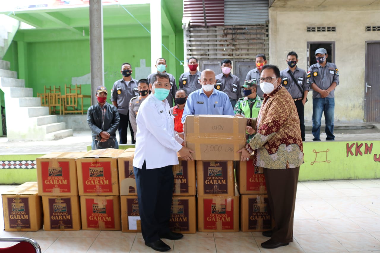 BUPATI KARO DAMPINGI KETUA DPRD SUMATERA UTARA SERAHKAN MASKER DI DESA SUKANDEBI
