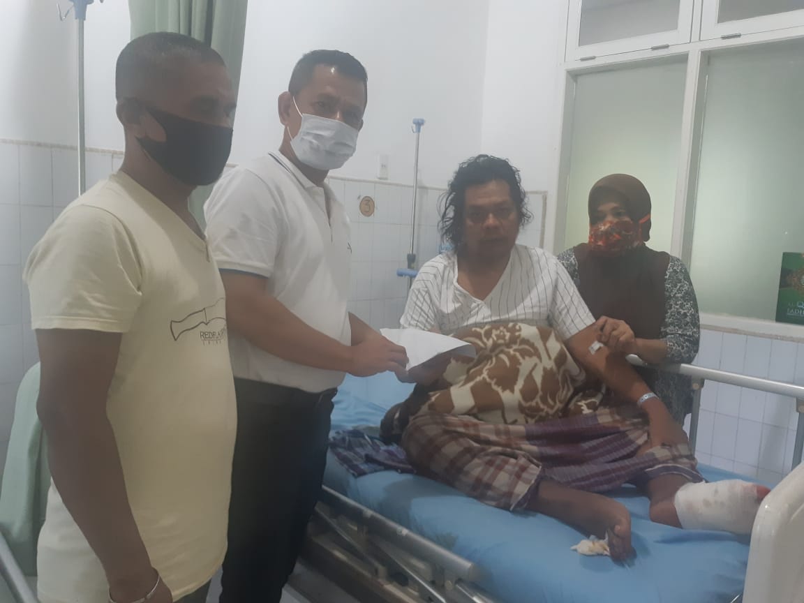Ketua Pewarta Berikan Bantuan Tali Asih Kepada Herman Koto Yang Sedang Dirawat Di Rumah Sakit