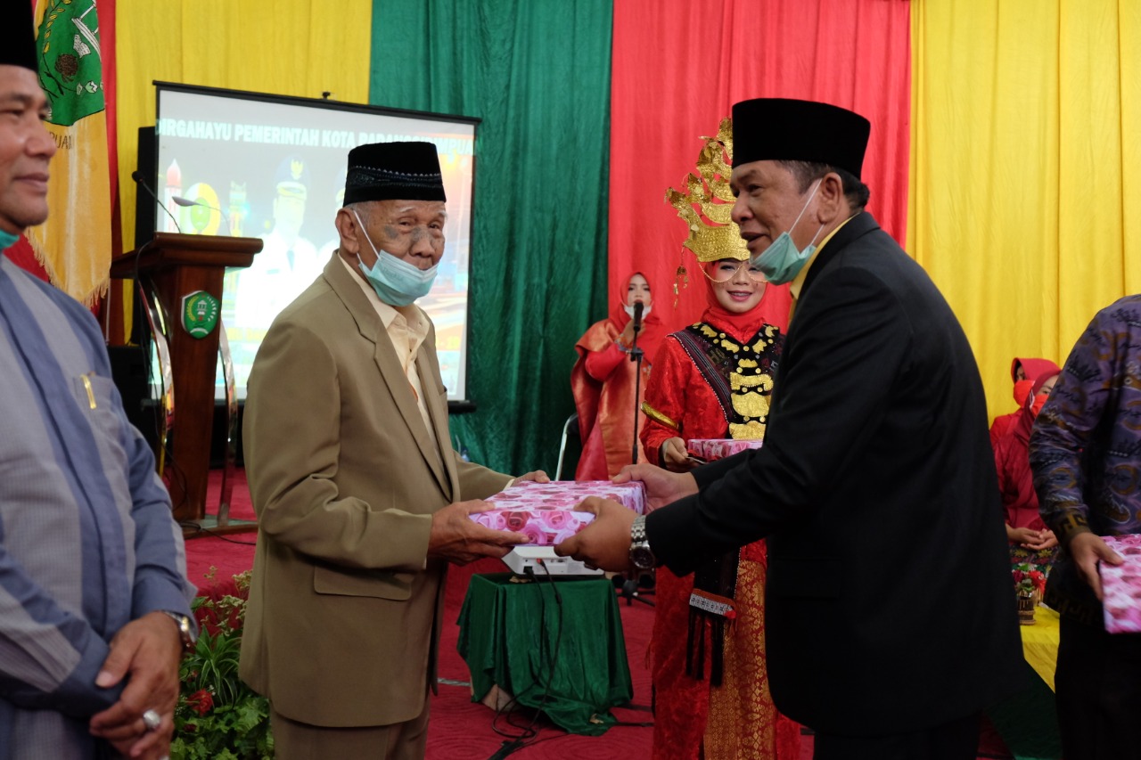 DPRD Sidimpuan Gelar Paripurna HUT Pemko Ke 19, Walikota Irsan : Tetap Kompak dan Saling Tolong Menolong