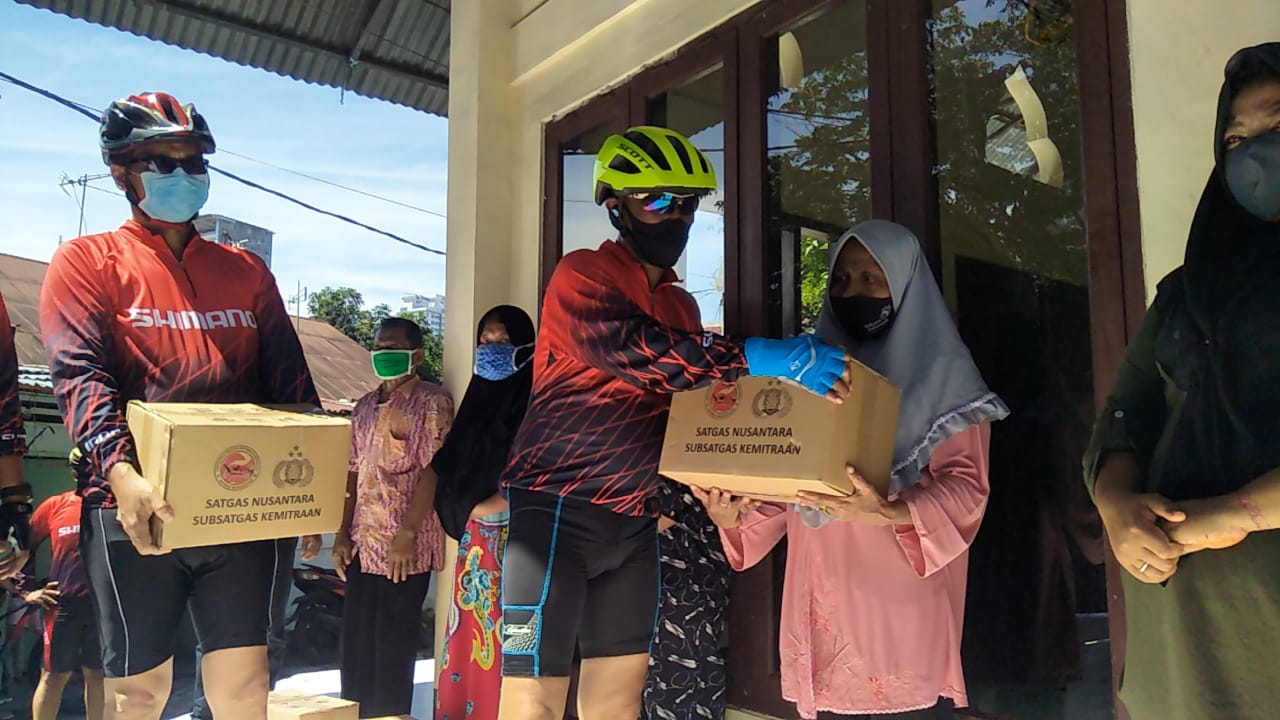 Gowes Sepeda, Polsek Medan Timur Berbagi pada Warga Kurang Mampu