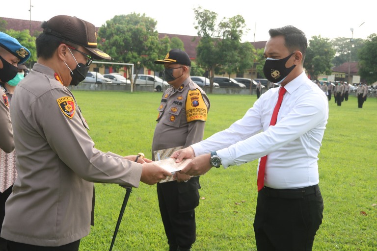 Kapolresta DS Berikan Reward Kepada 18 Personil