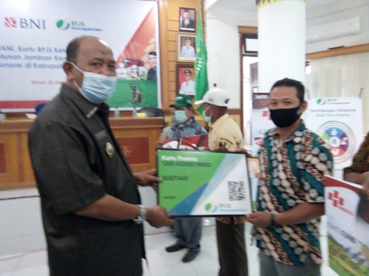 Pemkab Langkat Berkomitmen Tingkatkan Kesejahteraan Petani, Serahkan Kartu Tani