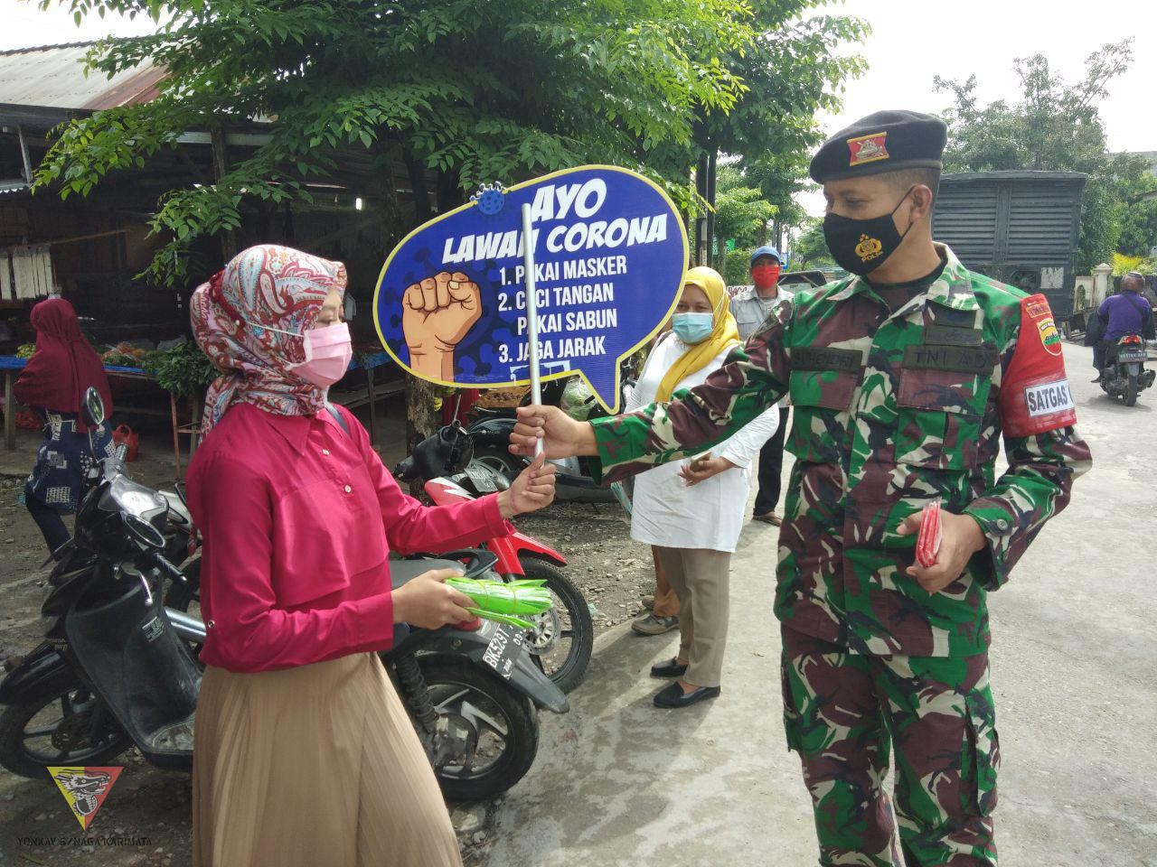 Yonkav 6/NK Bantu Warga Turun Ke Jalan Gelar Protokol Kesehatan