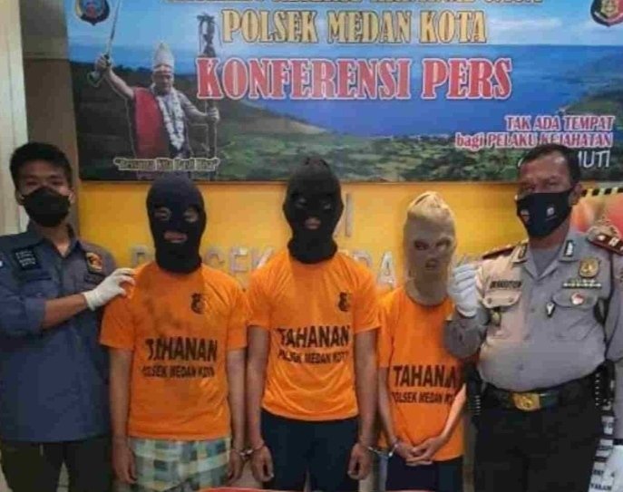 KANTONGI PIL ESKTASI TIGA PEMUDA GOL