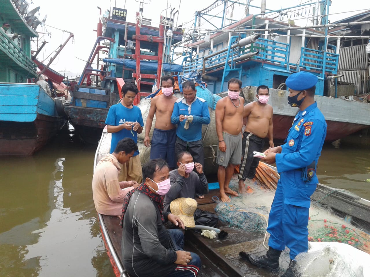 Sat Polair Polres Tanjung Balai Bagikan Masker Geratis