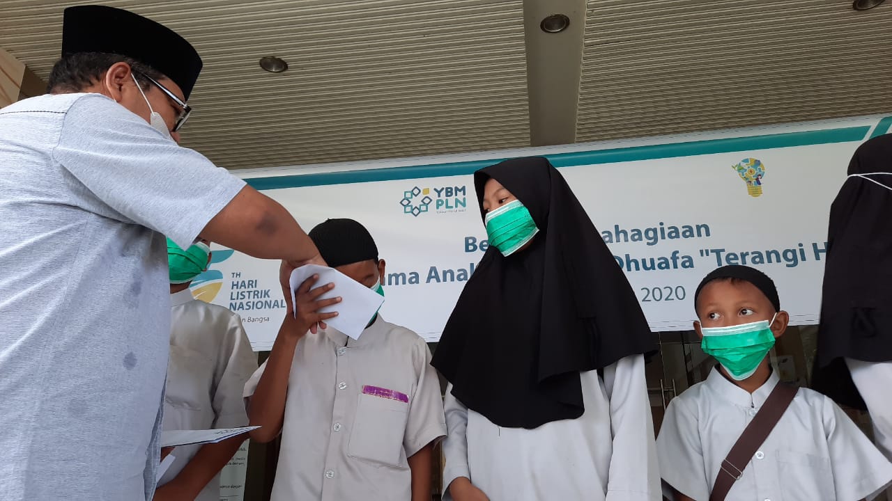 Berkah HLN ke 75, PLN Peduli dan YBM UIKSBU Berbagi Kebahagiaan dengan 1.200 Anak Yatim