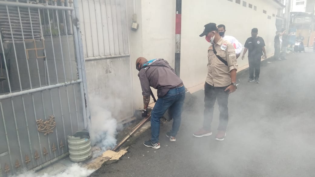 Antisipasi DBD, Tim RE-BORN Lakukan Fogging di Kelurahan Sekip